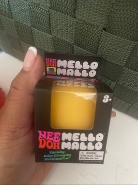 Mello Mallo Color-Changing Squishy Marshmallow Toy - Yellow